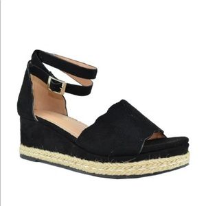 Cute black wedges by chase + Chloe